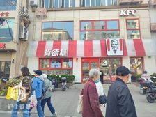 徐汇区三大小区出入口中心位置,合适就卖年租110万 产证独立