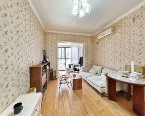 西府少城 此房户型方正,标准套一,客厅及卧室带阳台采光好