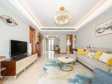 青浦品质 。次顶楼,大飞机户型,送一个产权车位,价格可谈