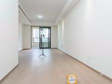 万达地铁口 买来一次没住 中央空调带地暖 朝南无遮挡