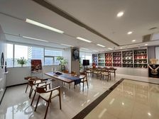 东盟商务区豪华装修530平,带全套家具,有厨房,办公接待一体