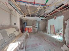 装修一半直接出售 随时看房,实用面积230平左右