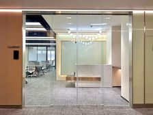 解放碑平安国际!高区电梯口!全新装修156平!看江!业主直租