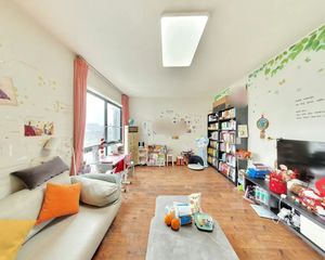 锦江华庭 小区大门正对府南河,房子装修不错