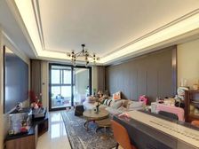 高区大三房,利用率高,开发商统一装修,小区环境适宜