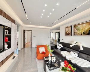 次新小区正地铁囗,居家装修诚心出售