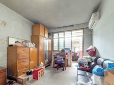 一楼两室,有院子,看房随时,位置好。