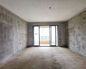 绿地悦城A区 好楼层带车位 楼下就是南师附小本部 随时可看