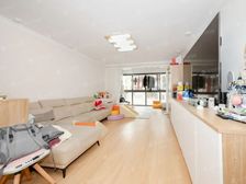 东实验隔壁的房子,全新装修,带一个固定车位,还能商量