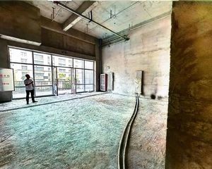 独立门面,展示性好,经营自主性强。