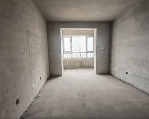 朝阳大街 实用三室 毛坯随意装 光线充足