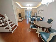 小 别墅4房2卫 上下3层 送精装修 大阁楼露台