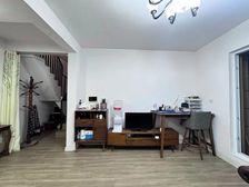 双卫 别墅采光充足 楼龄新 南北通透 三层 居住密度低有院子