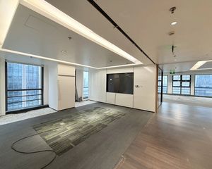 急售急售 低于市价出售电梯口办公室 东南双面采光 通上下水