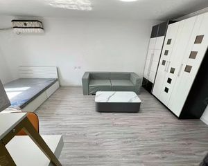 六里桥南北通透两居 满五高层精装 233万