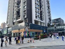 红本当天过户,杨美地铁口(转角靓铺)人流超密集,