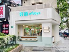 静安3轨交,紧靠十字路口,三门头展示,年租24万 可过户