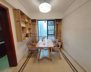 保利金香槟 户型方正,采光好 装修好,环镜优美 近地铁 视野