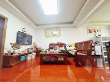 地铁口精装修大两房,可做三房,采光非常好,诚心出售!