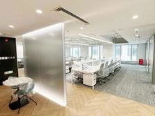 东方广场丨全新装修丨正对电梯丨价格优惠丨随时起租丨欢迎咨询。