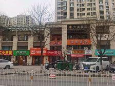 年租5万,门对门学府街地铁口,两个小区大门口,层高5.8米,