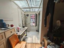 新挂牌 带花园 两房 临地铁 出行方便 双卫格局 购物方便.