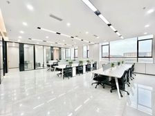 低成本办公!地铁口!6隔间30工位丨环境清新雅静!现代商务风