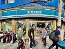 三林 杨思地铁口拐角弧形展示 已稳定经营16年 路口小区口