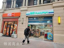 急售 松江影视基地旁,小区门口间全家便利店铺,年租35万