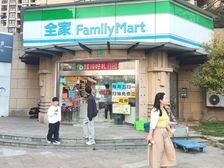 宝山顾村,小区大门口间转角铺,年租30万,送20平外摆
