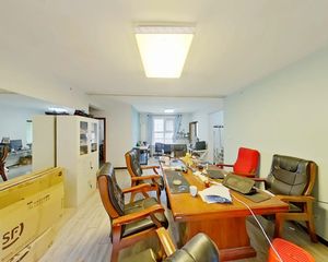 大兴区枣园地铁口 中间楼层;南北通透;全明格局,四居室。