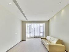 小区中间位置,全新装修,带南北露台和阁楼,有车位