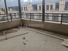 万达旁联排别墅有露台有院子有阳光房