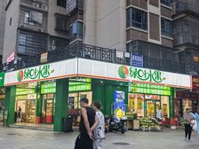 房东急售,医院正对面临街拐角头铺,年租7.6万。