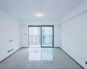 麓谷二期 地铁口 次新小区 精装三房二厅 南北通透 价格好谈