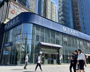 独栋急售!地铁口旁层高11米 亏100万出
