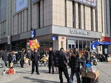 十年等一回的地铁口 好码头错过拍大腿 十字路口咖啡拐角
