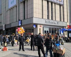 十年等一回的地铁口 好码头错过拍大腿 十字路口咖啡拐角