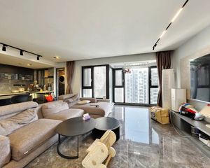 龙湖金楠天街 位置好,出小区就是商场和地铁,采光好,精装修