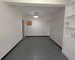 四中学区一楼带院子区电力局家属院精装三居室南北通透老证