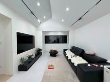 新城地铁口旁 顶楼复式 电梯已加装 全新装修 送超大露台