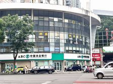 湘江世纪城的农业银行十字路口 年租20.1万 还剩7年租约。