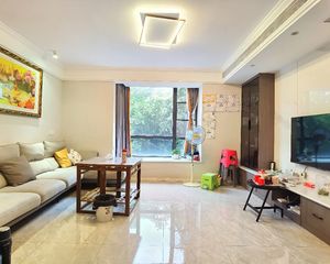东方明珠花园 5楼 套三双卫 精装中央空调 装修保养好