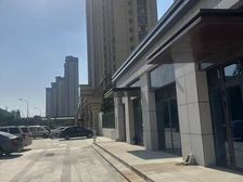纯一层 门前宽敞 有停车位,有学校 开发商十年返祖 公摊很小