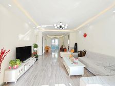 绿地新里香榭丽公馆 3室2厅2卫 简单装修 136万元