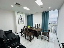 绿地中央广场!青秀万达135平!配套家具办公!电梯口位置1