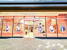 年租24万!拐角餐饮铺!挑高6米超大外摆地铁口!26米门头!