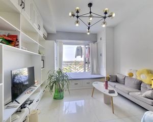 长富新城1室1厅东南