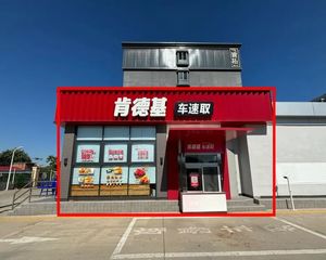 纯一层 临近小区口 门前公交站 距地铁口200米 停车位充足