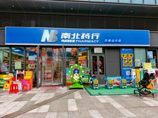 光明大街地铁口,小区门口(南北药行)门面7米!红本在手!